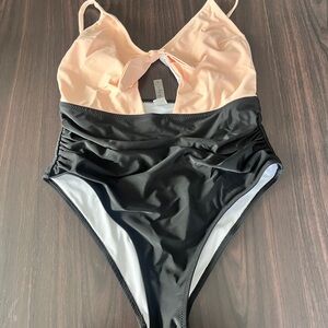 Two-Tone One piece Swimsuit with Keyhole Detail